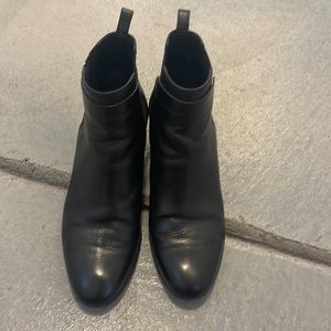 Vince leather boot in black leather. Good condition! Size 8.5M, TTS
